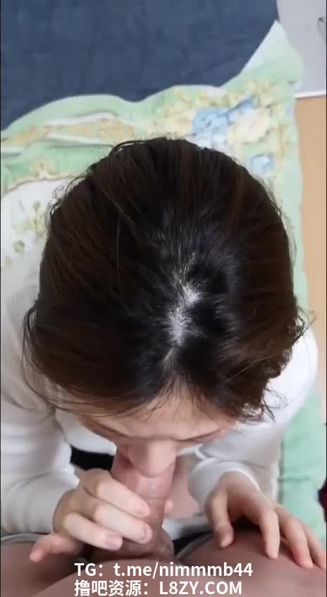 风韵妈妈温柔口交，肉棒含情脉脉舔吸，射多爽到情绪拉满 温柔 含情 #熟女乱伦点击观看内部稀有视频