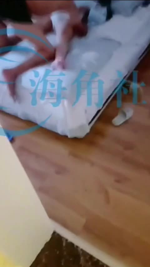老公带着漂亮老婆酒店找单男玩3P 看着老婆被别人操的高潮迭起既满足又心疼！#淫妻——————————————换妻交流 鉴黄中心防  失  联 电报会员——————————————