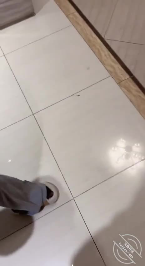 楼梯间后入嫂子开档丝袜，湿逼淫水流，操得爽到射 #熟女乱伦点击观看内部稀有视频
