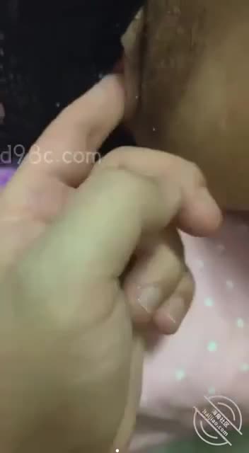 嫂子新鞋脱下，嫩足揉鸡巴，笑问我哥鸡巴谁大，骚态让人爽 #熟女乱伦点击观看内部稀有视频