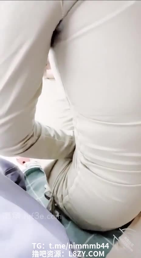 邻居熟女当着儿子面口交，悄悄套弄鸡巴，紧张刺激爽到炸 邻居 偷情 #熟女乱伦 点击观看更多视频