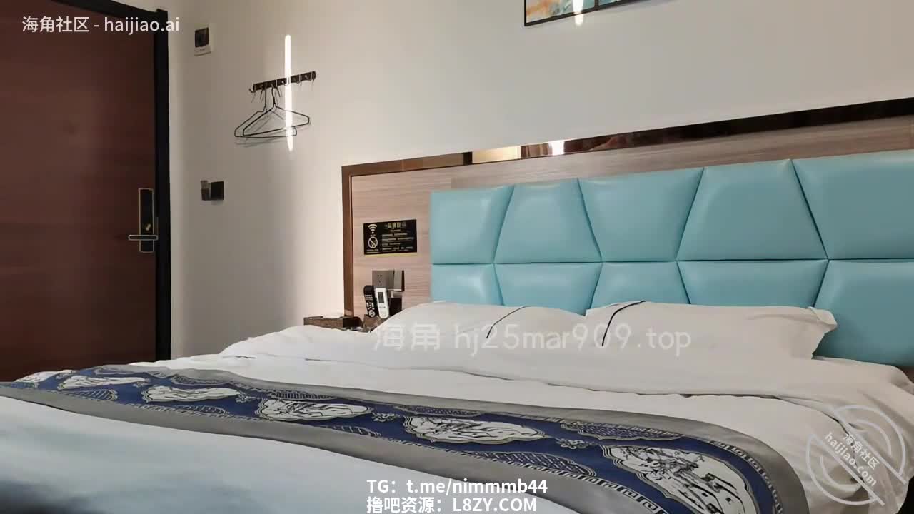 老板娘趴着被脱裤，嫩穴被手指捅到流水，舌吻扣逼爽到哭腔高潮 老板娘 扣逼 #熟女乱伦 点击观看更多视频