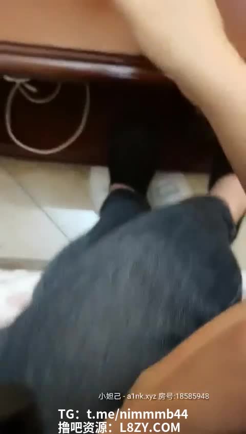 女房东丝袜高跟被猛操，嘴皮子手嘴并用，熟女疯狂高潮爽翻 房东 疯狂 #熟女乱伦点击观看内部稀有视频