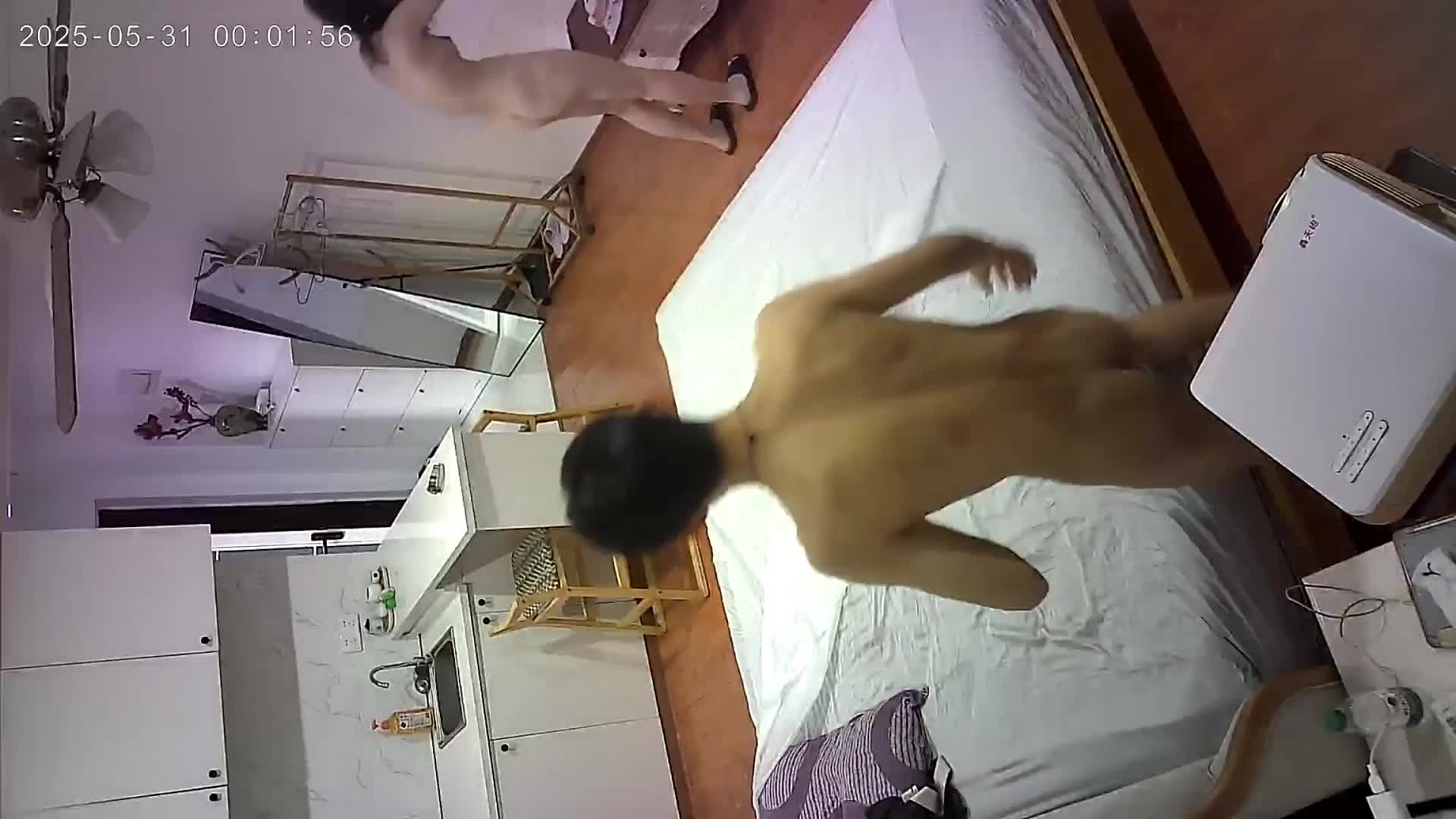 高校附近民宿钟点炮房摄像头偷拍 小仙女被拉到镜子前狠抽屁股后入看到自己骚样子再也忍不住原型毕露