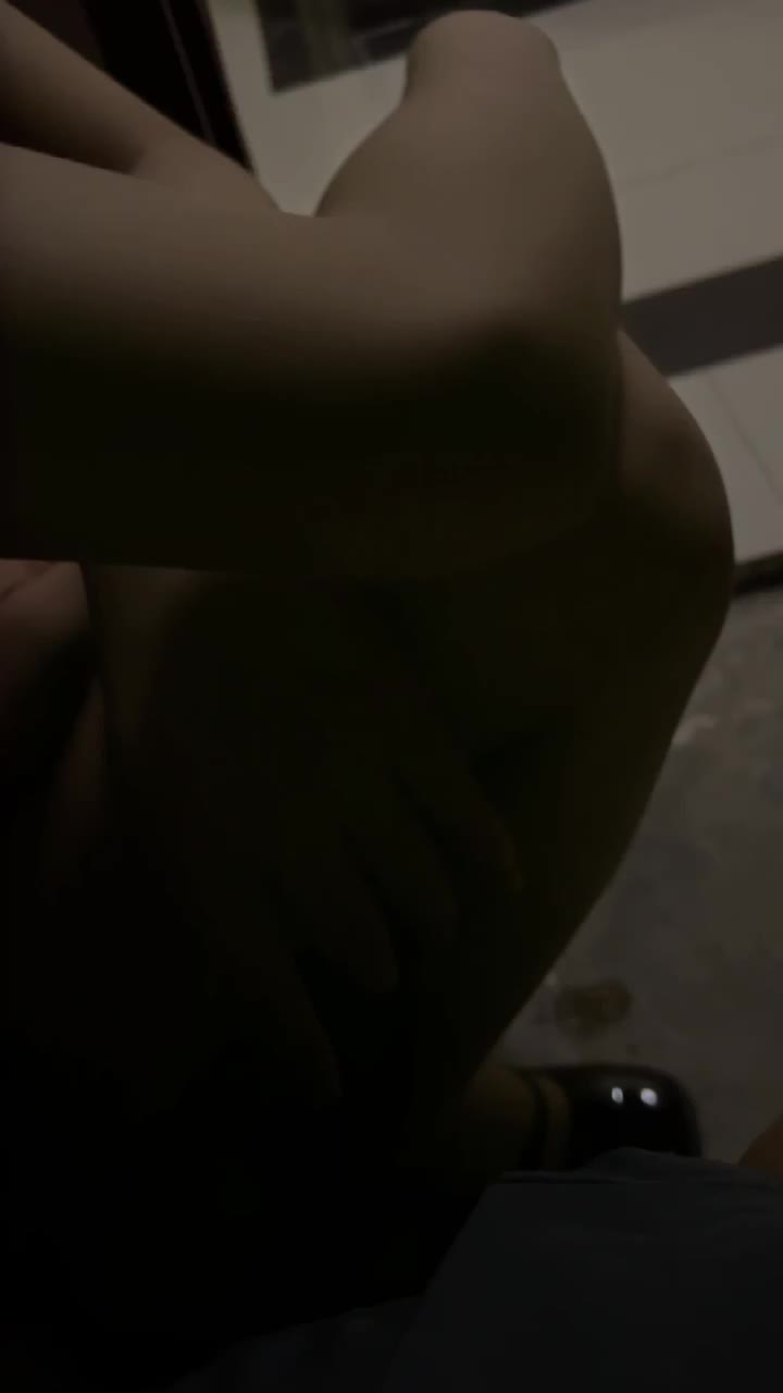 #希望堂妹是女朋友原创刺激智能锁没电忘带钥匙，在楼梯间强操妹妹 1003网站网址 471242兄妹 乱伦 中学生 反差看置顶免费进入福利频道可以看到完整版视频点此查看更多