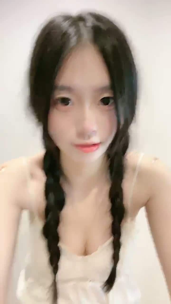 抖音小网红下海 两个奶子又白又圆，就像两个小白兔！颜值超高