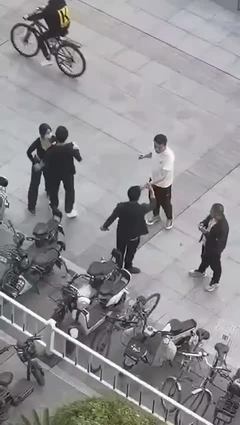 11月1日，湖北大学 几名社会人士在校园内调戏一名女生，女生男友上前理论并发生争执，随后三人对其进行殴打，后被周围学生拦下。 过程中，门口的保安并没有上前阻止。点此查看更多