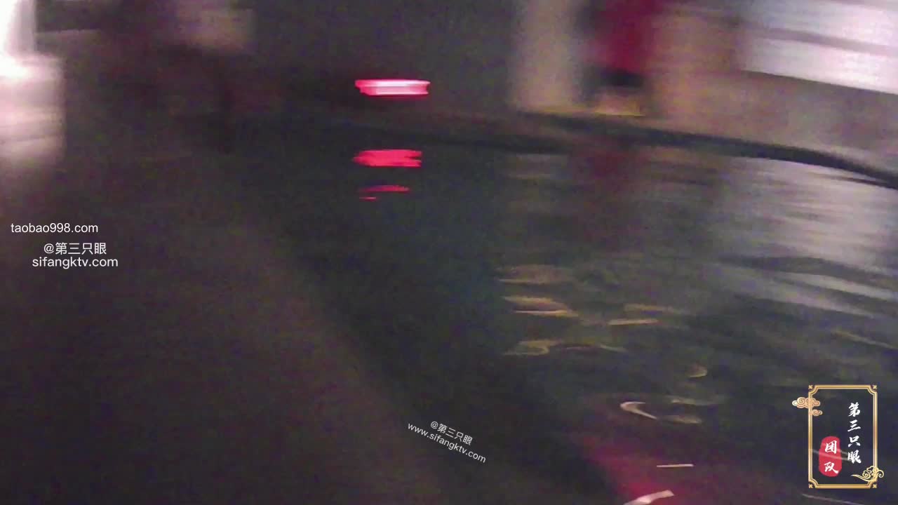 女人坑女人，温泉洗浴女宾洗漱区内部真实曝光，坚挺奶子美女姐姐全裸做上了运动