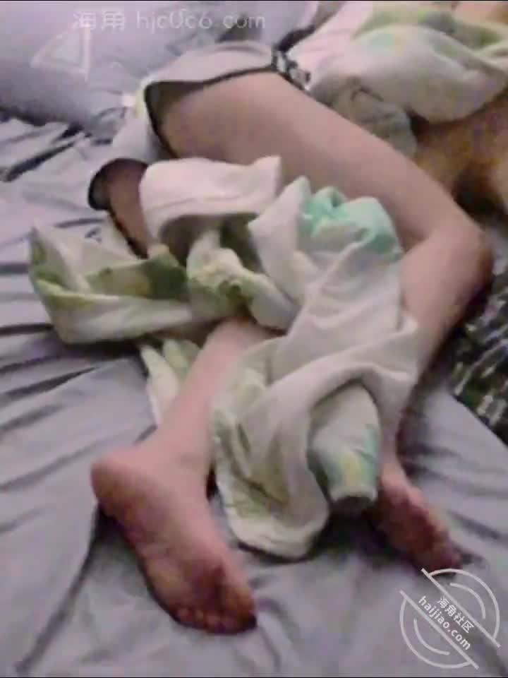我和三个女儿的梦幻生活三女儿实在是进不去，只好在她的处女小穴里手淫了 0710网站网址 500719#天使魔鬼 #我和三个女儿乱伦 父女 高中生 学生看置顶免费进入福利频道可以看到完整版视频点此查看更多