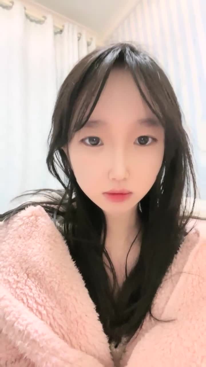 还在上高中的可爱软妹，卡哇伊二次元小萝莉下海黄播，裸舞自慰，全身粉嫩，小肉穴嫩乳若隐若现，乳头周围粉粉的乳晕太可爱了，为了生活费拿着水晶鸡巴抽插自己的小穴，有没有帅气的哥哥去线下救赎她呀#萝莉 #学生 #直播 #自慰 #反差  完整版十几个视频已更新vip群二十万资源永久会员88物超所值