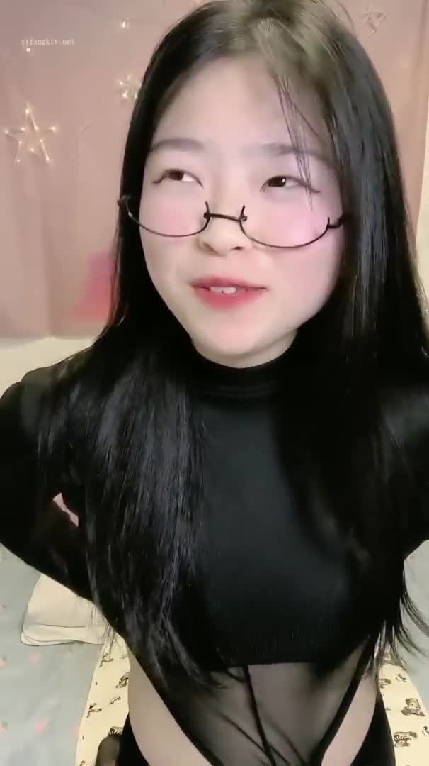 【小香菜子】微胖萝莉学生妹，笑起来好可爱 搞到一位 能舔能操的小哥哥