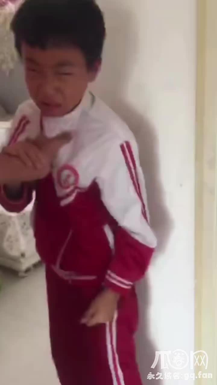 哈尔滨阿城区胜利小学二年级学生被同学带着高年级哥哥上门殴打掌掴！视频曝光！#哈尔滨    #小学生   #校园霸凌   #校园暴力    #群殴   #打架点此查看更多