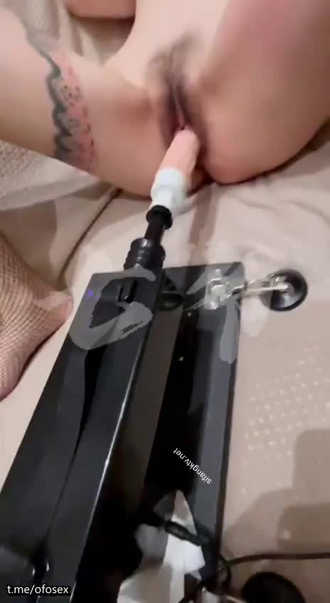 推特 #七爷 长视频付费私拍，一边被操一边吐舌头的母狗纯纯反差婊，第一视角感受操逼的快感点此查看更多