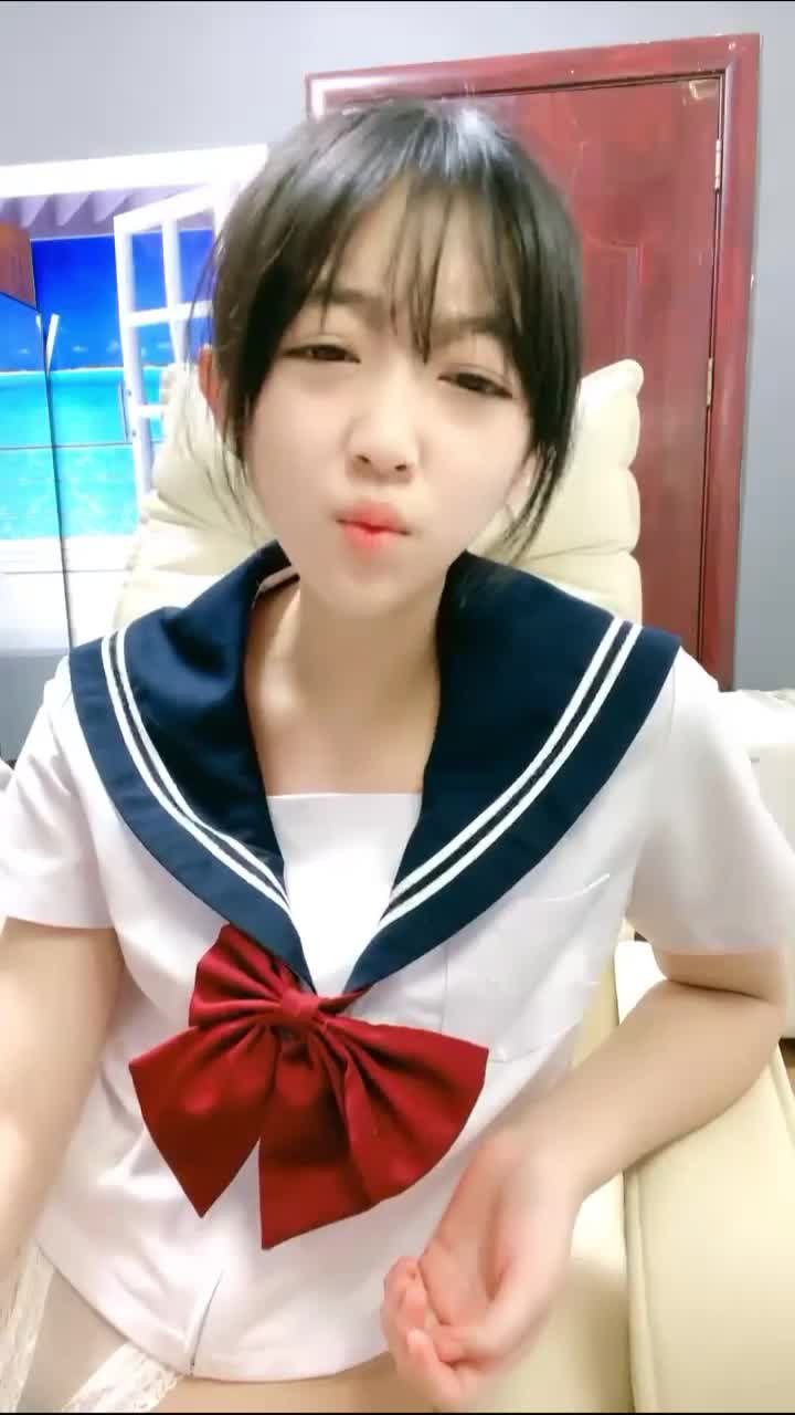 清纯乖巧邻家妹妹新买的学生制服，穿上给大家看点此查看更多