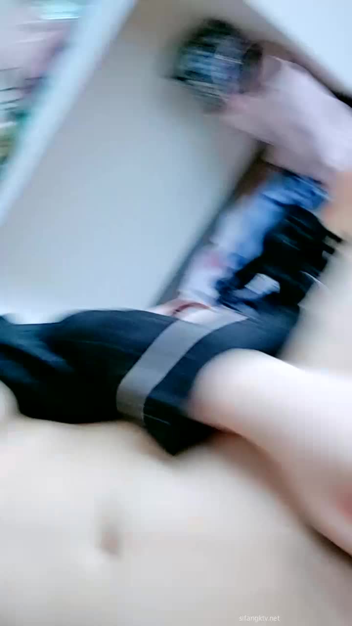 新人下海，可爱的小美女，【泡芙小狗】，在学生宿舍里，四下无人之际，露出极品美乳直播主播录屏