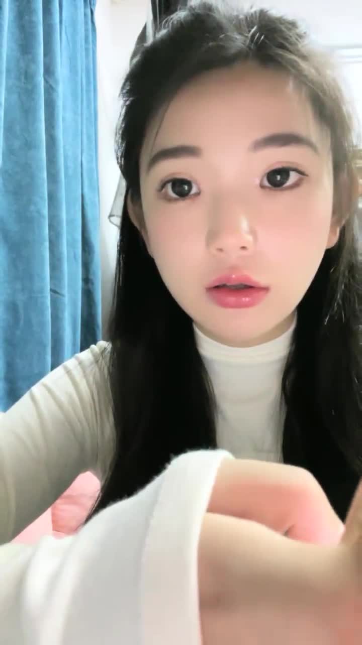 #大二学妹 g奶校花~尺度升级~宿舍尿尿~自慰