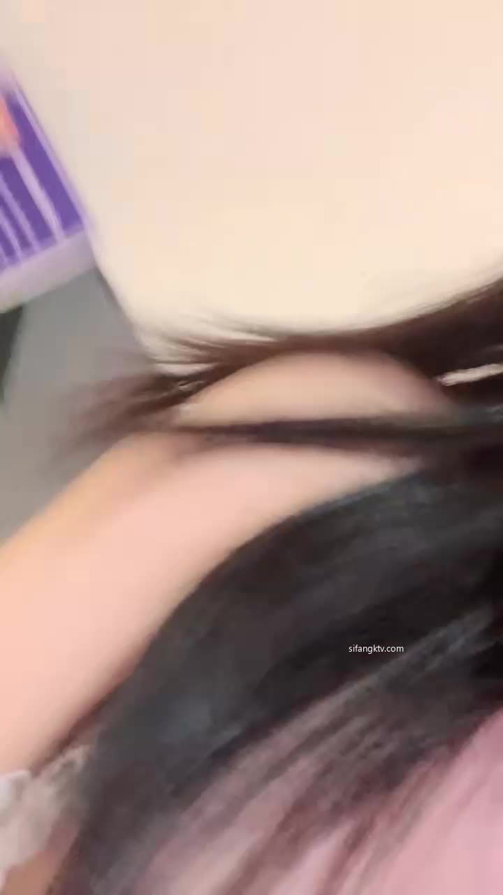 #京鱼儿 19岁童颜巨乳 女仆学生制服 道具自慰 流白浆 ！