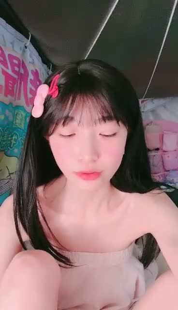 19岁学妹，呜崽酱宿舍大尺度直播