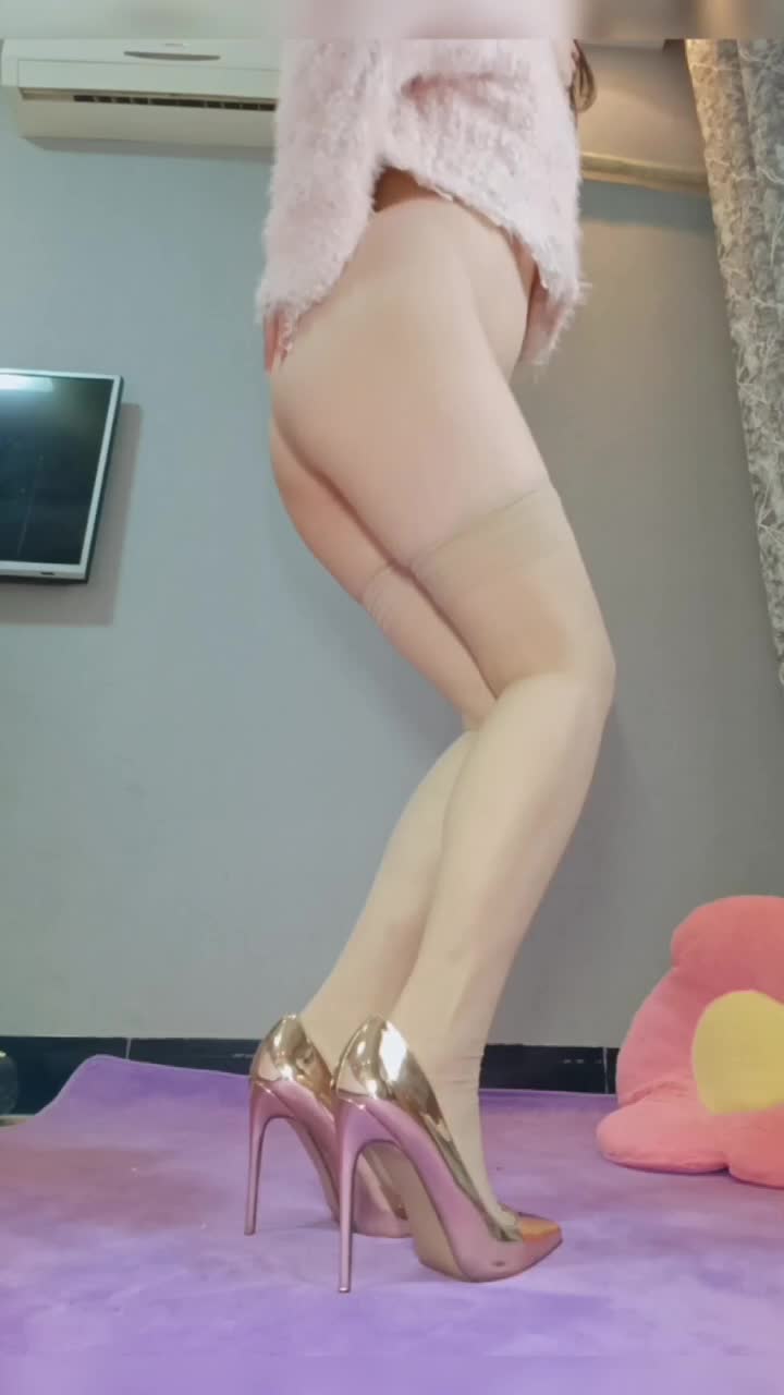 #抖音 #大美丫鞋柜 #单人金色高跟 过膝袜 肉丝 全裸 揉胸 秀足 娇喘 诱惑投稿via点此查看更多