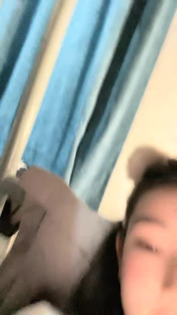 清纯系大二妹妹！9分颜值超甜美！一对豪乳馒头b，宿舍厕所诱惑