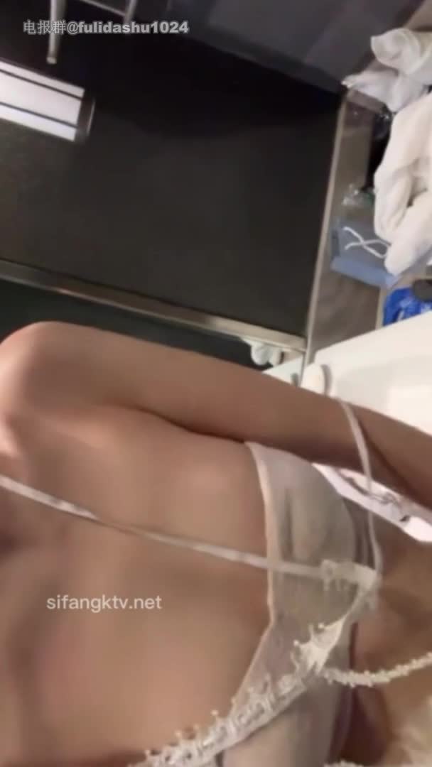 #抖音 抖音 草莓宝宝 会议室点此查看更多
