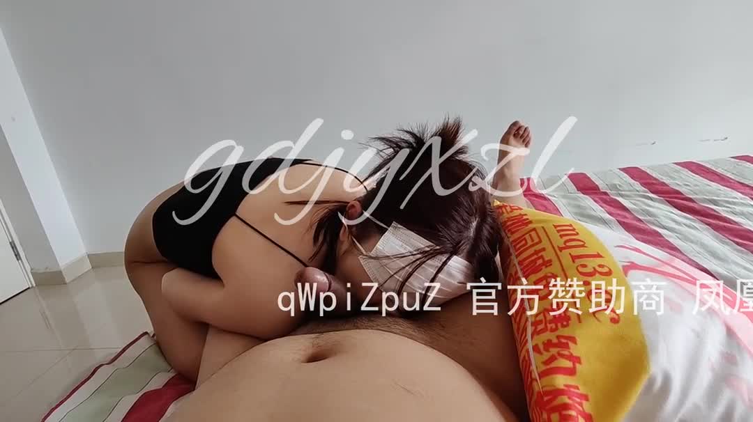 “我不能对不起他，你不能插我，就口一下吧”碎花裙学生妹，高能口交吞精