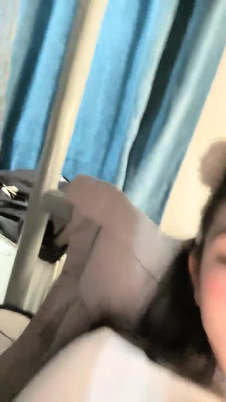 g奶校花下海大二學妹天然白虎宿舍廁所誘惑，怼在鏡頭前揉搓肥穴，翹起屁股床上搖擺