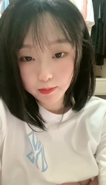 哈尔滨-胖次-20岁 ：不在学校我在家，一天天的大鸡巴操死你，草不着哈哈哈，我来大姨妈我没穿内裤，东北淫就是能骚能聊