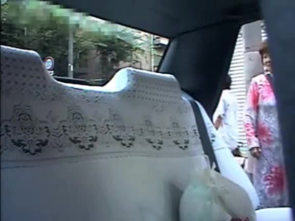 #出租车强奸 高中生和妈妈坐出租车。妈妈刚走就被人强奸#耳光广告：点此查看更多