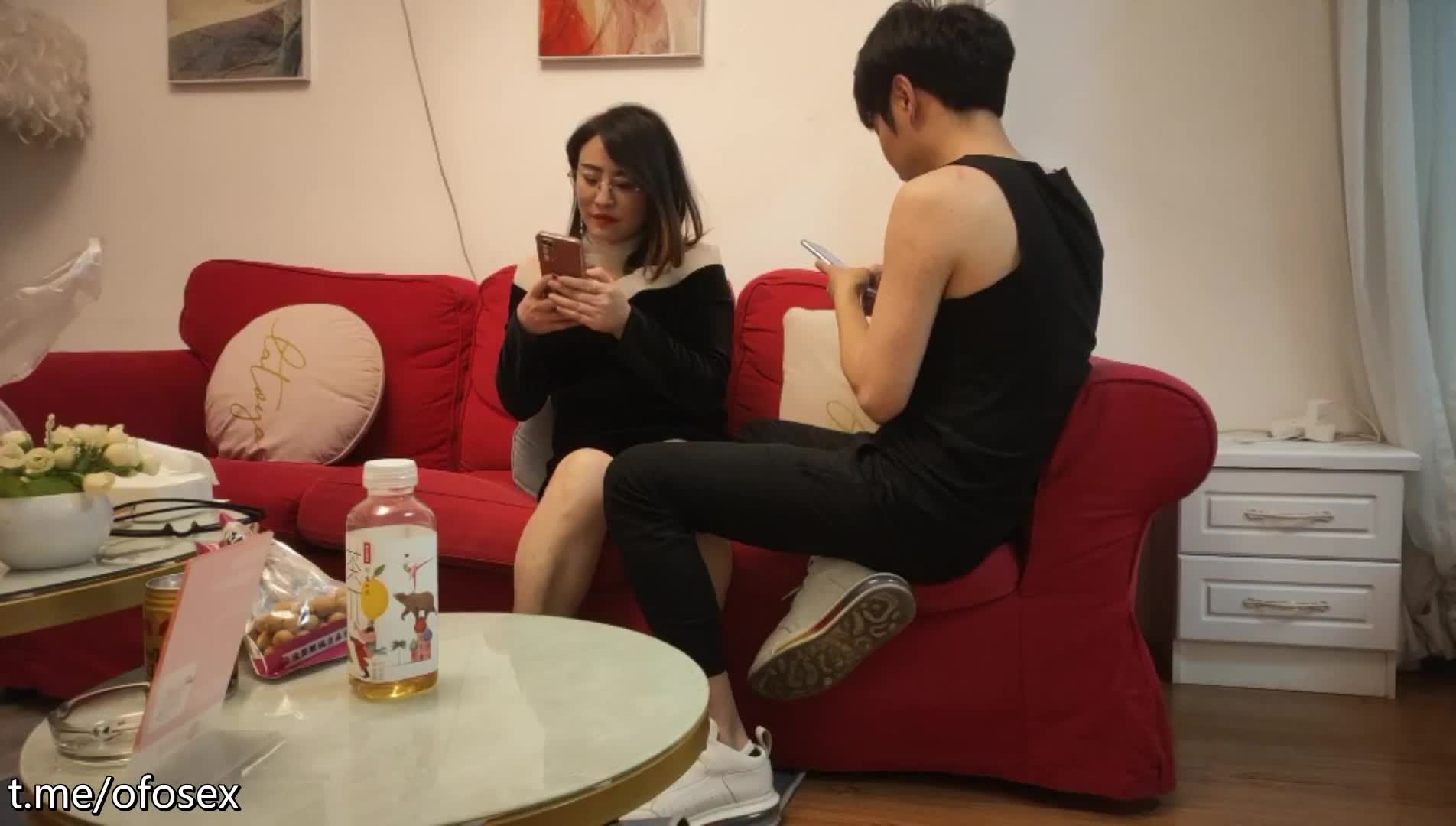 约操极度淫骚，漂亮眼镜骚熟女，跪地猛吸屌一脸淫骚，后入大屁股大力爆操点此查看更多