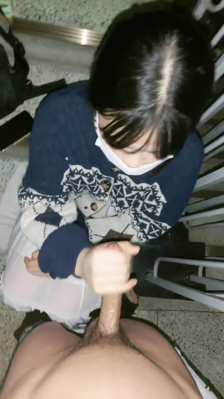 #学生 #精神小妹 #反差楼梯口清纯少女打飞机，主打一个真实