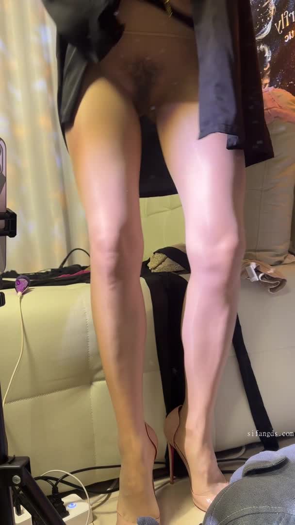 最新快手爆料，丝袜美腿轻熟女【紫韵】定制福利，制服高跟骚话自慰，非常推荐