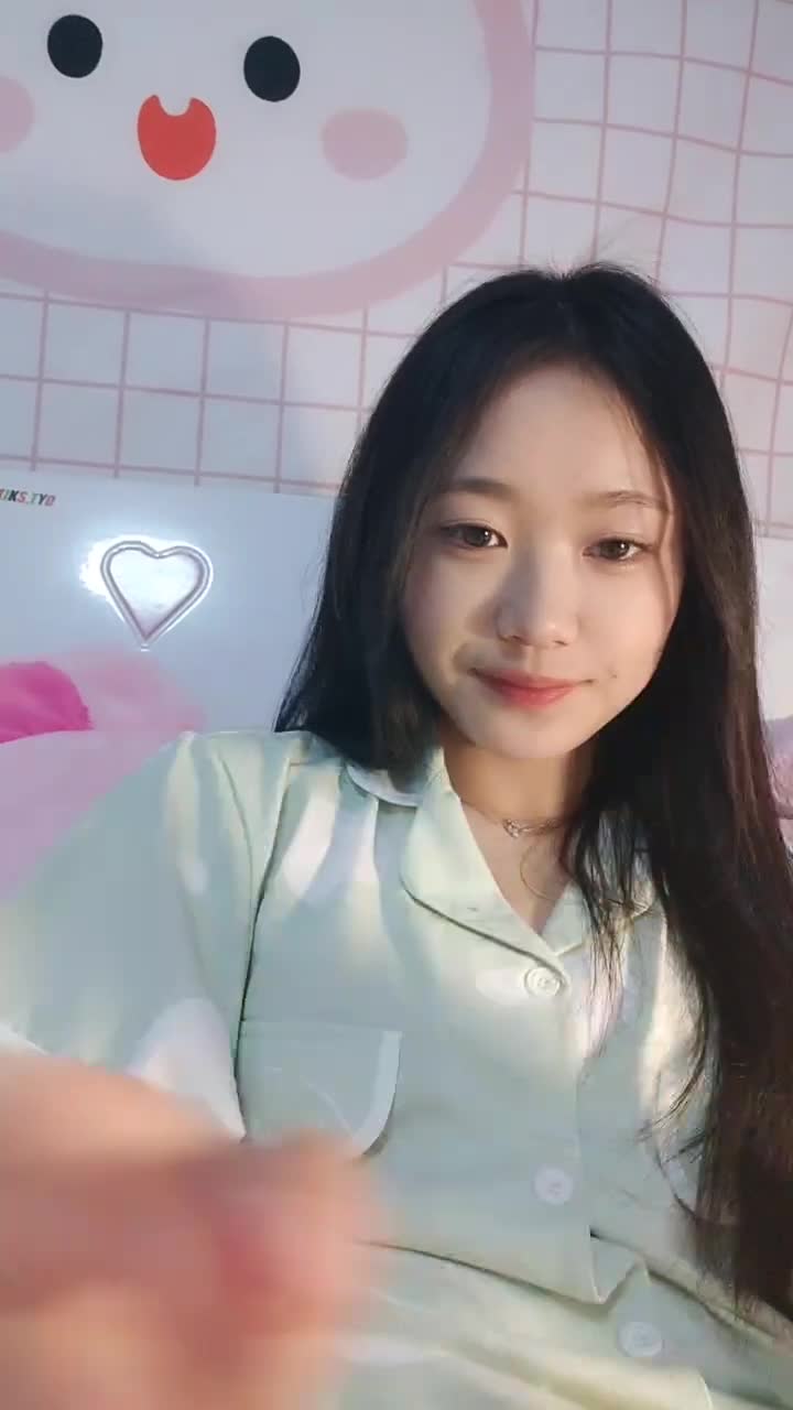 #顶点 清纯校园女神，家中下海 ，晚自习回来悄悄直播赚生活费，吃着零食和哥哥们卖萌，脱裤子揉逼逼发骚