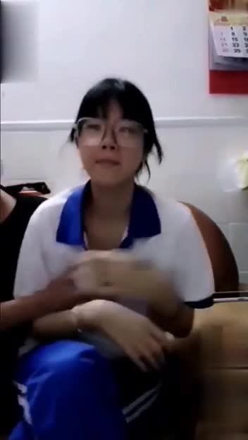 #校服 #学生 #直播 #3p #眼镜妹在校高中生直播大秀，被两个男人各种玩弄
