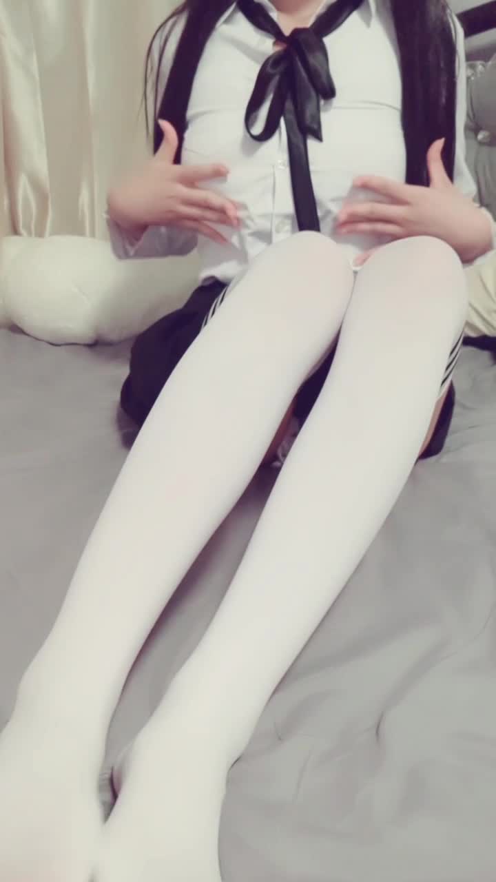 制服诱惑 中学嫩妹子发育得真好 #白丝 #制服 #双马尾