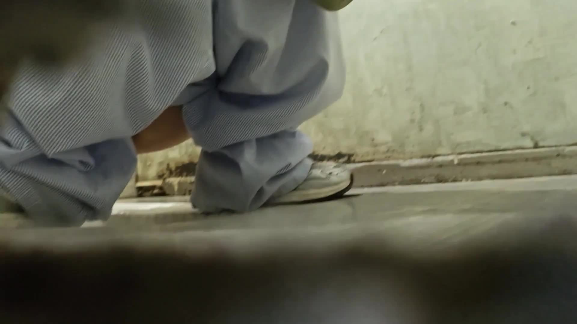 六月新流出 屌丝潜入高校女厕偷拍同学尿尿斯文眼镜学妹穿戴隐形文胸