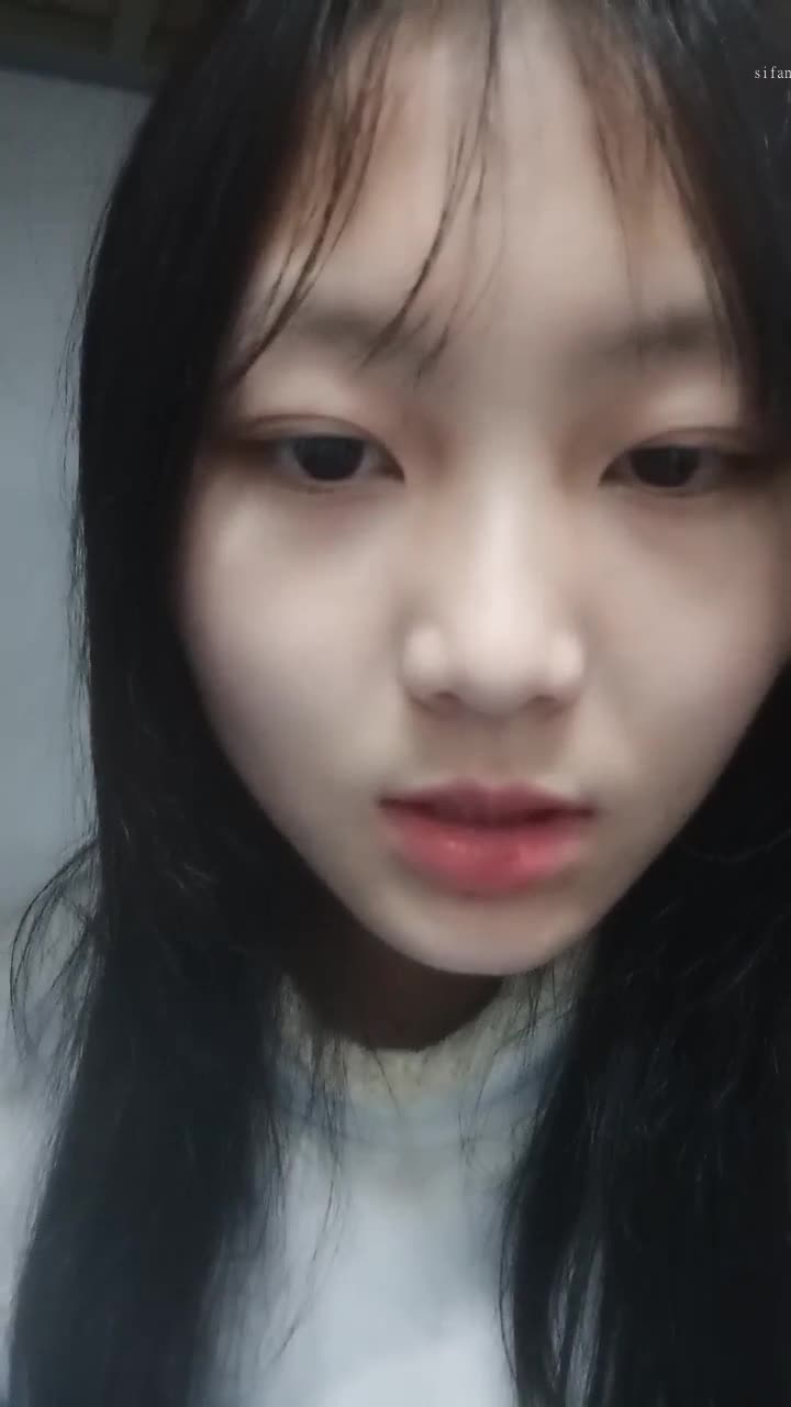 【#03后妹妹】在校学生妹妹！宿舍全裸 #自慰 #直播 超美！今晚最佳！这个真的是超甜美！宿舍还有其他人在，