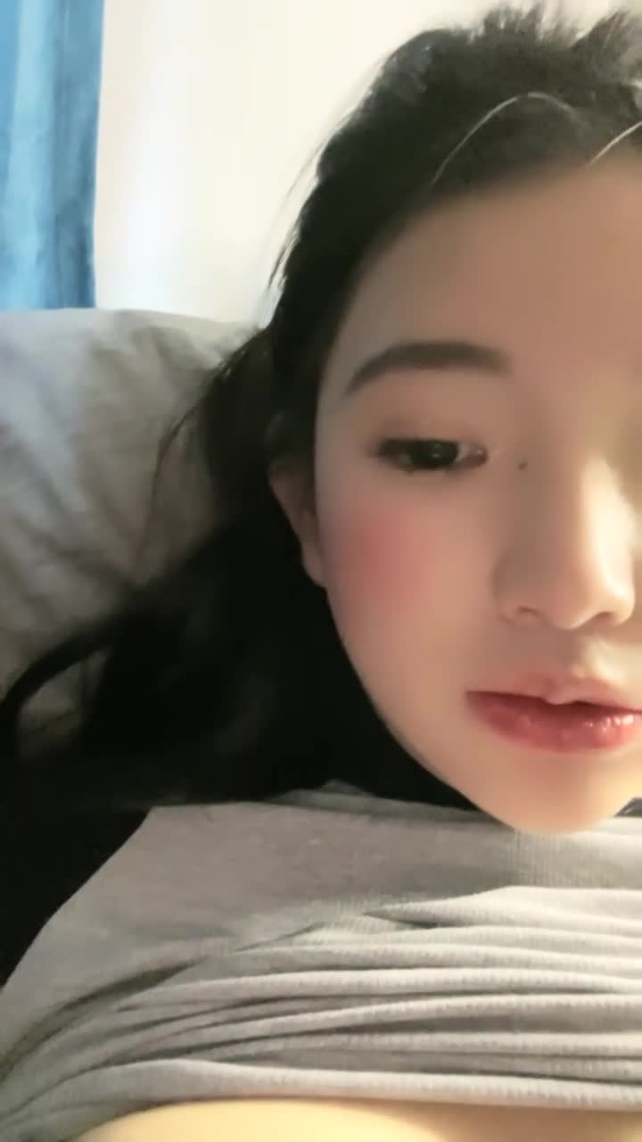 大二學生妹美女宿舍玩誘惑頂級身材一線天饅頭b，掏出豪乳超柔軟，肥美騷穴對著鏡頭，揉搓極品美穴
