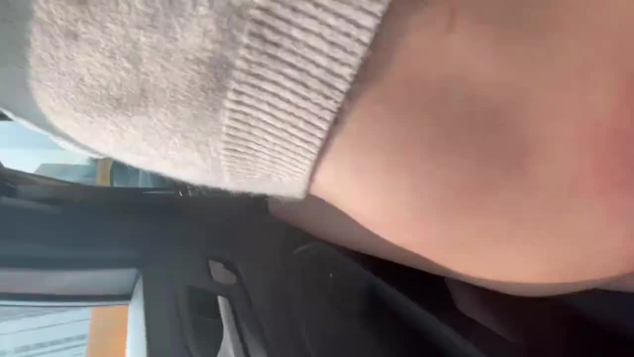 【ins上约到的极品反差实习护士 对体育生十分着迷 背着男友约炮车震 还能内射！】投稿在ins上认识的一个有男友的反差实习护士，稍微聊一下就开始发骚了，对肌肉体育生很着迷，认识后开房比较少，一般都是约出来车震或者去她家里，情人的第二天约出来直接内射了，这骚婊M属性比较强，想尝试进一步开发，瓜友们有什么可以指点的吗？点此查看更多