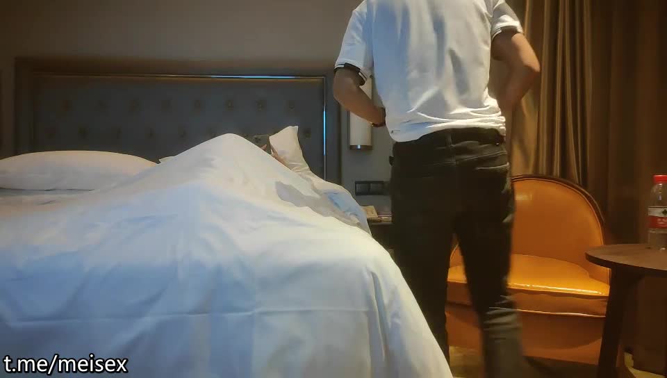 高颜值网红外围，摸穴调情很嗲，吸吮舔蛋骚的很，抬起双腿爆插点此查看更多