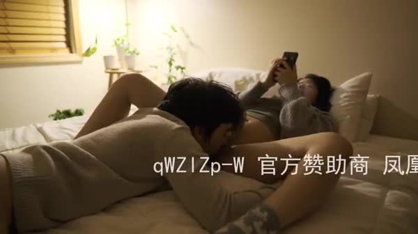 看着文静的眼镜妹留学生，其实是可以无套艹的反差婊点此查看更多