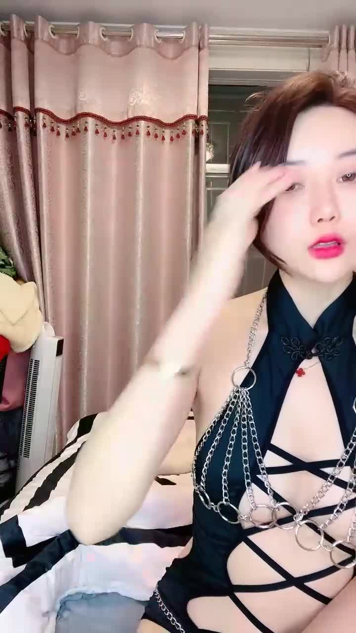 [资源详情] 极品尤物！网红腿模女神！性感链子情趣装，丝袜高跟鞋点此查看更多