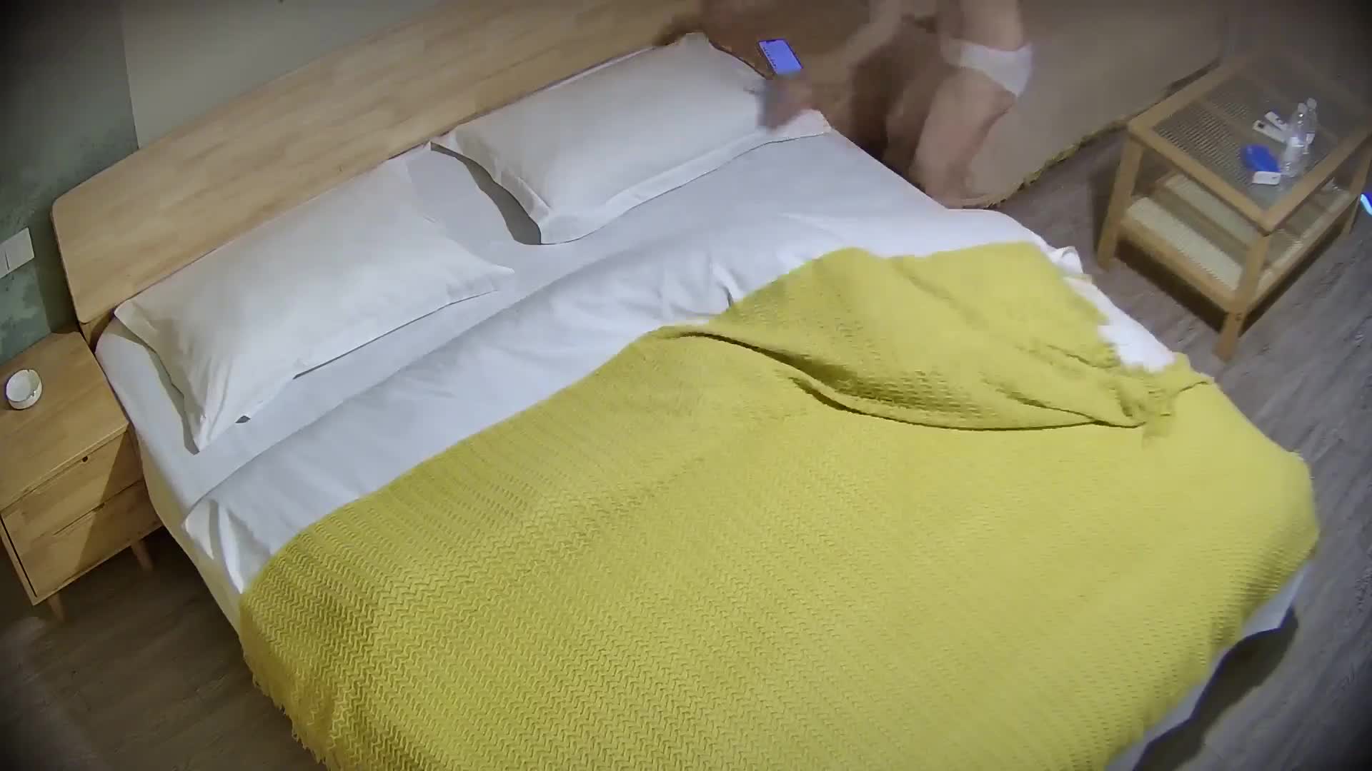 六月最新酒店摄像头偷拍 年轻小少妇生理期刚过就迫不及待开房等情郎私会激情啪啪