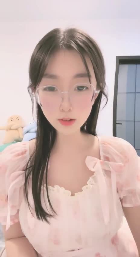 #小糖丸 19岁眼镜美少女校花大秀 夹奶揉奶 跳蛋自慰等 新增3部5小时完整福利已更新会员群点此查看更多