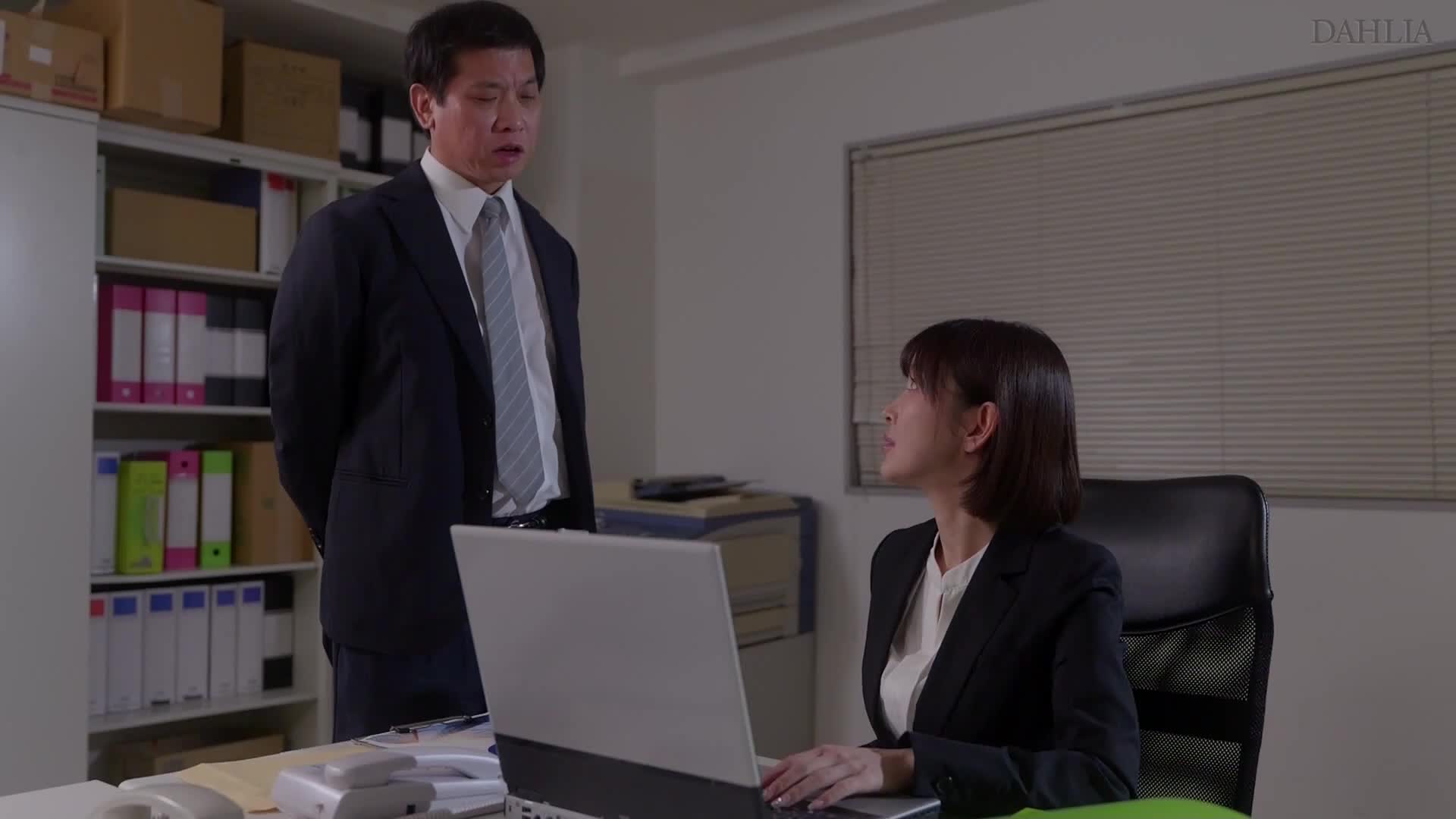 新片】【DLDSS-410】短发巨乳OL兔女郎角奈保专为公司男员工解决性压抑问题