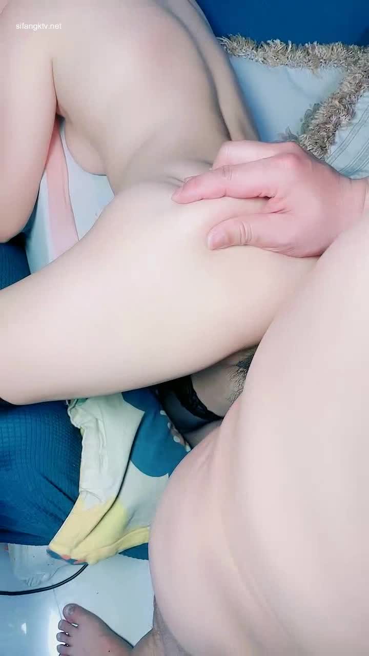 新人眼镜大学妹~激情啪啪啪~吞精SM点此查看更多