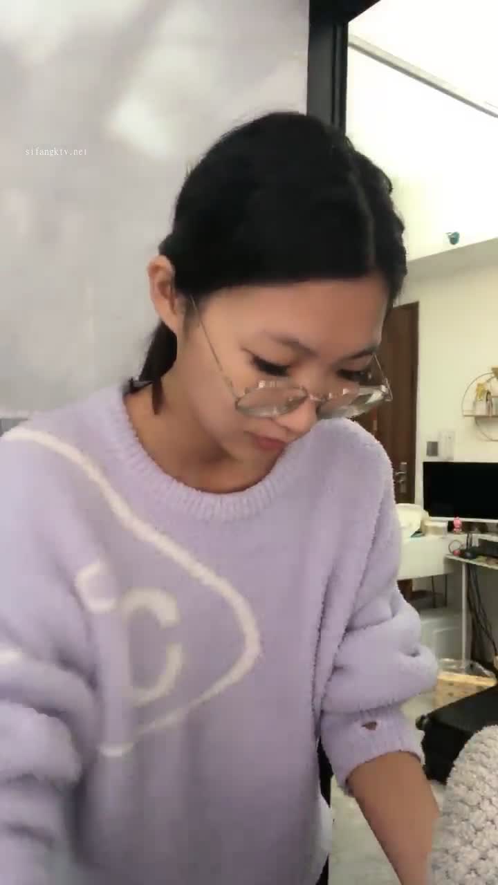 【#跳跳蛇】 极品美乳女大学生 兼职卖保险的反差眼镜妹 古麦色皮肤 全裸沐浴 骚舞扒穴点此查看更多