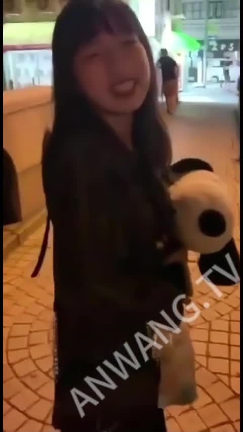 姓名：周*地区：台湾年龄：24职业：不详身高：160体重：49kg罩杯：b+来源：台湾素人论坛资源简介：台湾爱玩群p的小母狗，1v5大战台湾男生，中间有大量露脸实拍的内容，包含在街上赛跳蛋被调教和带着闺蜜一起双飞，限时车130台币#反差婊 #群p #母狗点此查看更多