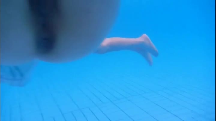 网络疯传大胆性感美艳少妇人间精灵与情夫旅游景点内当着游客面各种真空露出野战车震。完整版361p21部视频已发布高级群，私聊群主付费进群 #露出 #反差婊 群组点此查看更多