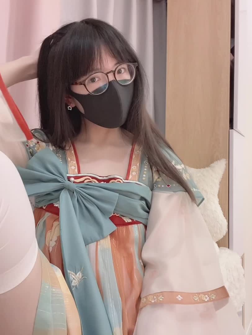 #眼镜妹 汉服配白丝#眼镜妹点此查看更多